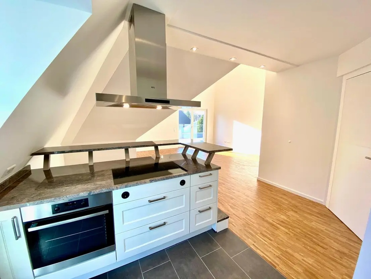 NEUwertiger Dachterrassentraum mit hohen Räumen, Inselküche und Galerie