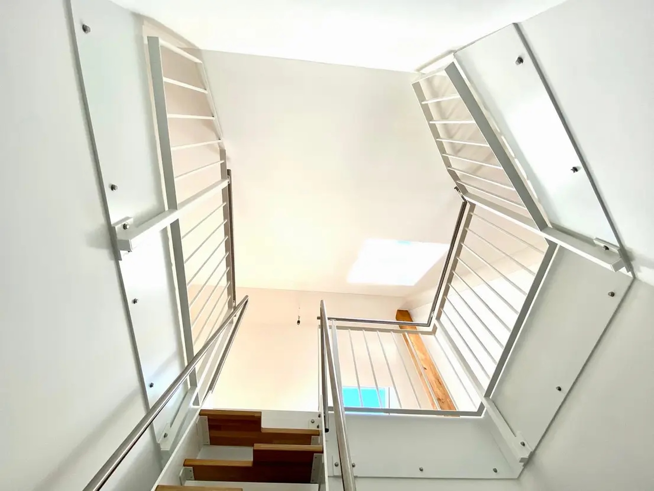 NEUwertiger Dachterrassentraum mit hohen Räumen, Inselküche und Galerie